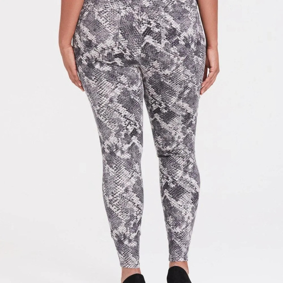 Torrid Jegging - Super Stretch Grey Snakeskin Print in Size 28R - Picture 8 of 16